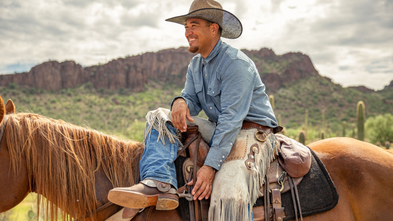 el hombre se sienta a caballo en el desierto