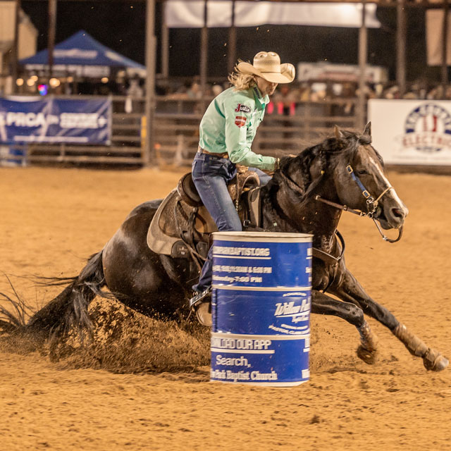 Una mujer corriendo en un rodeo.