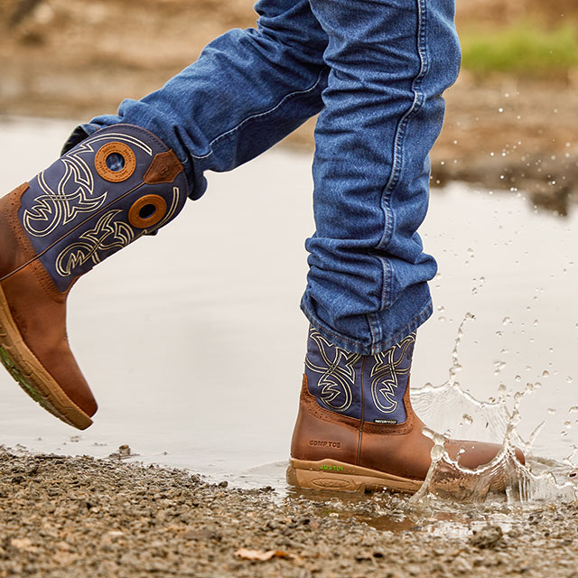 Primer plano de las botas Justin NiTread de 11 pulgadas con puntera de composite impermeable Nano en color marrón prusiano. Comprar Nitread.